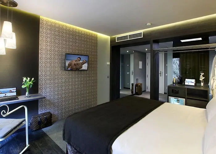 Axel Two 4 Sup - Adults Only