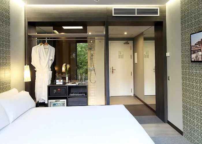 Axel Two 4 Sup - Adults Only